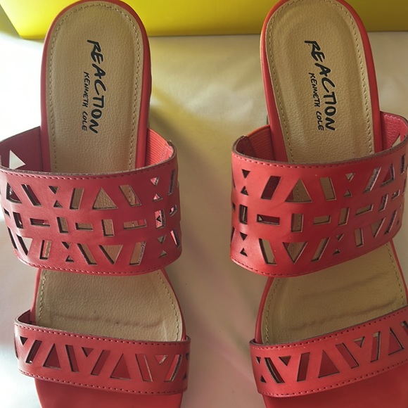New Kenneth Cole Coral Platform Sandals - Picture 3 of 6
